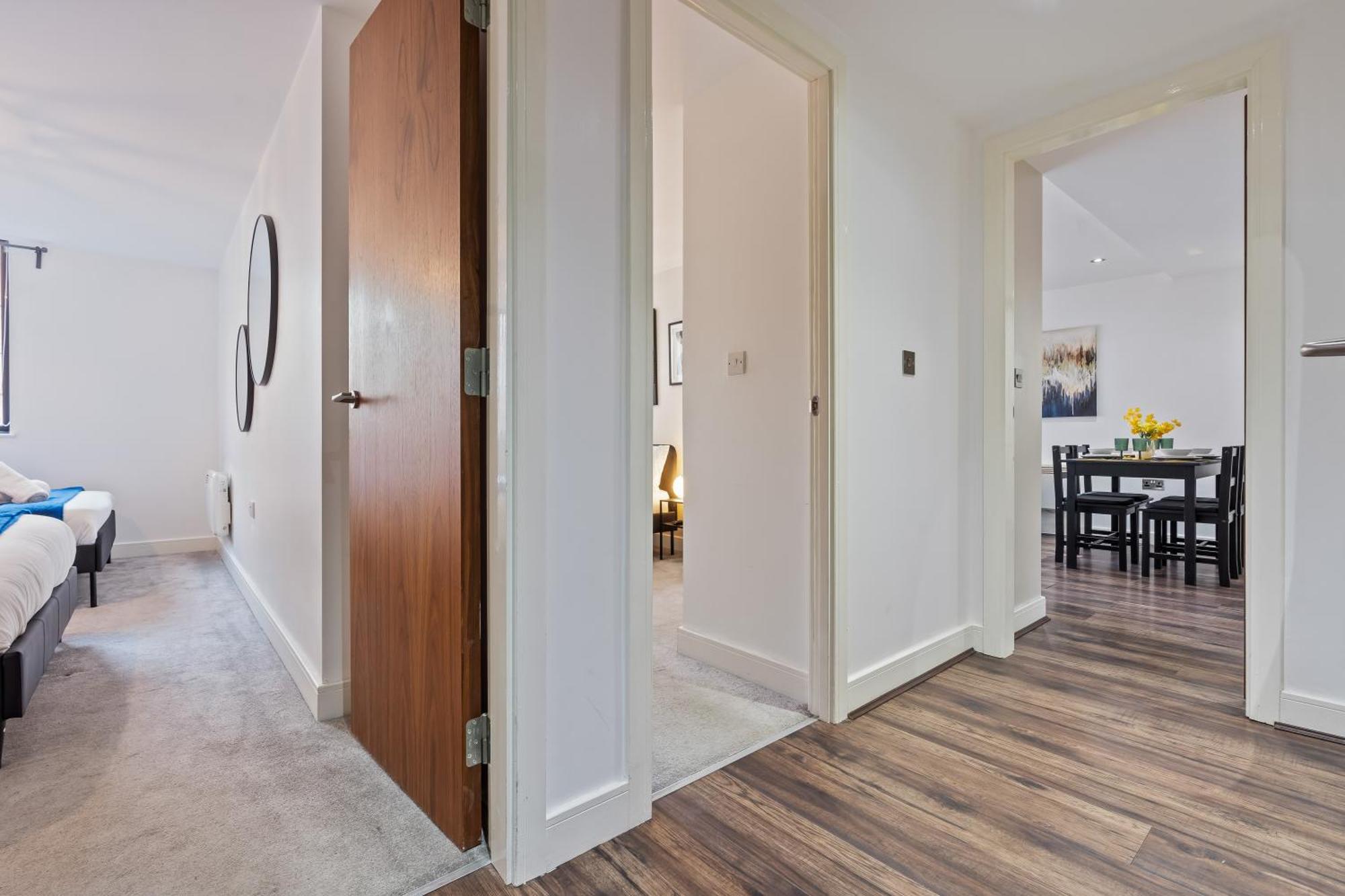 Luxury 2 Bed, Free Wi-fi And Paid Parking Apartment