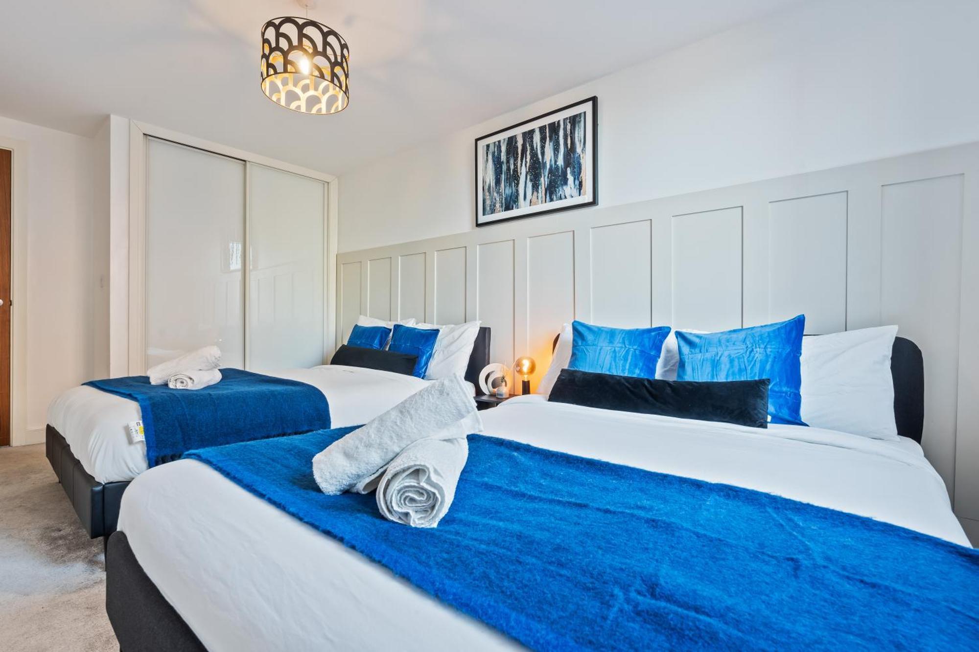Luxury 2 Bed, Free Wi-fi And Paid Parking Apartment *