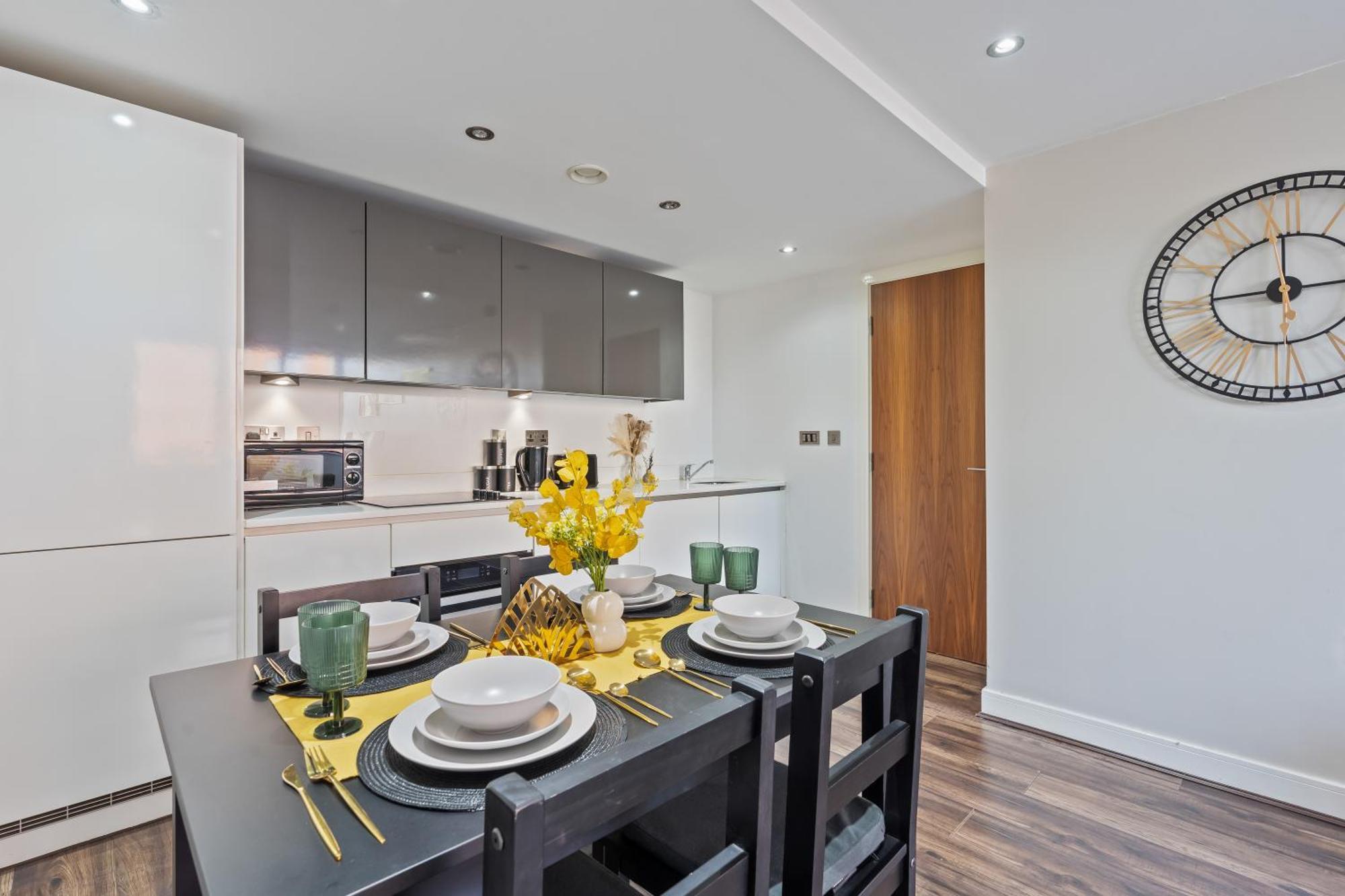 Luxury 2 Bed, Free Wi-fi And Paid Parking Apartment